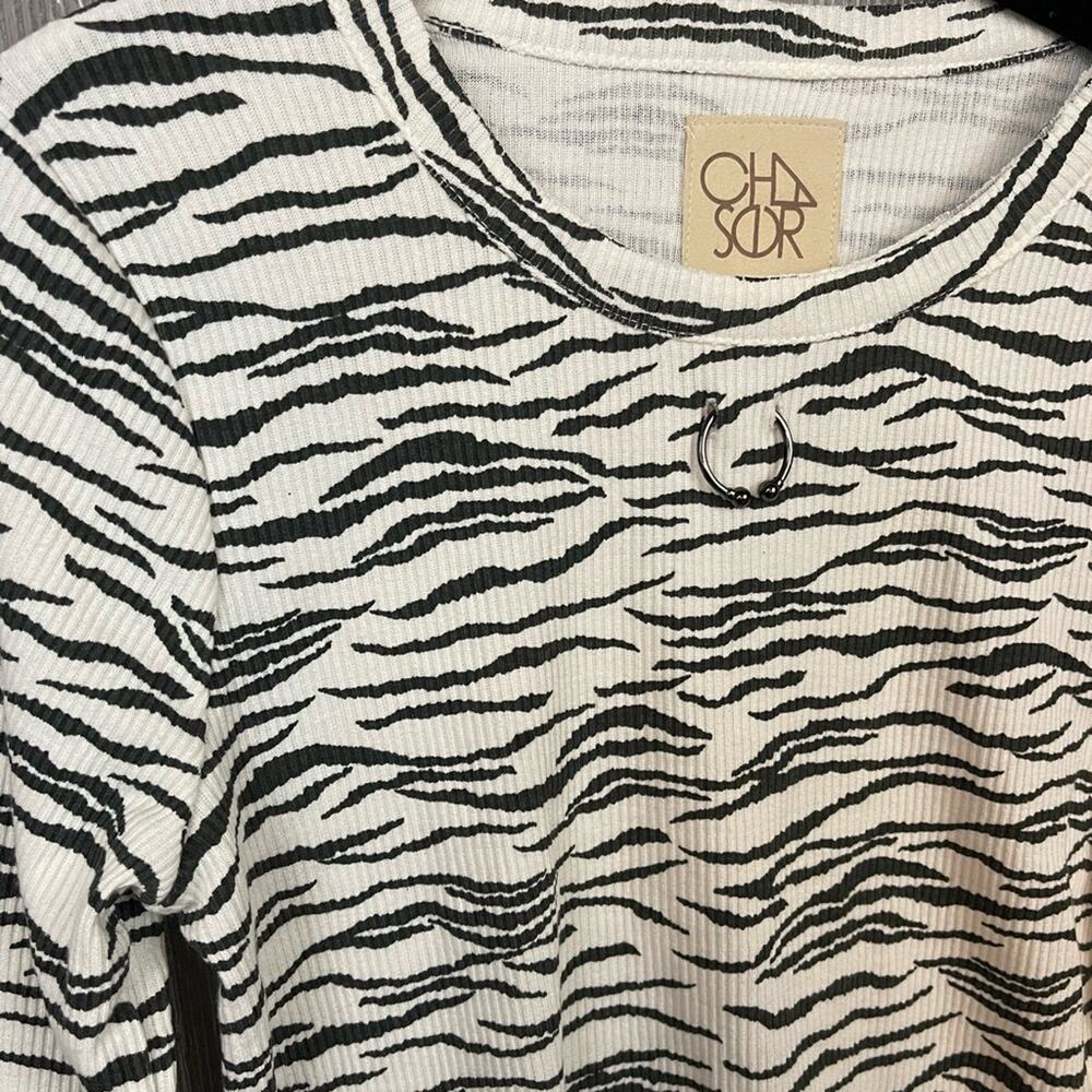Chaser Zebra Print with Bull Horn Ring Front Long Sleeve Cropped Top Size S NWT - Picture 4 of 6